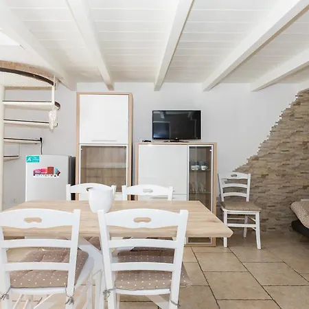 Dimora Alfonso Pomes Apartment