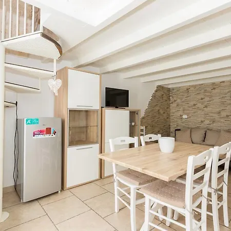 Dimora Alfonso Pomes *